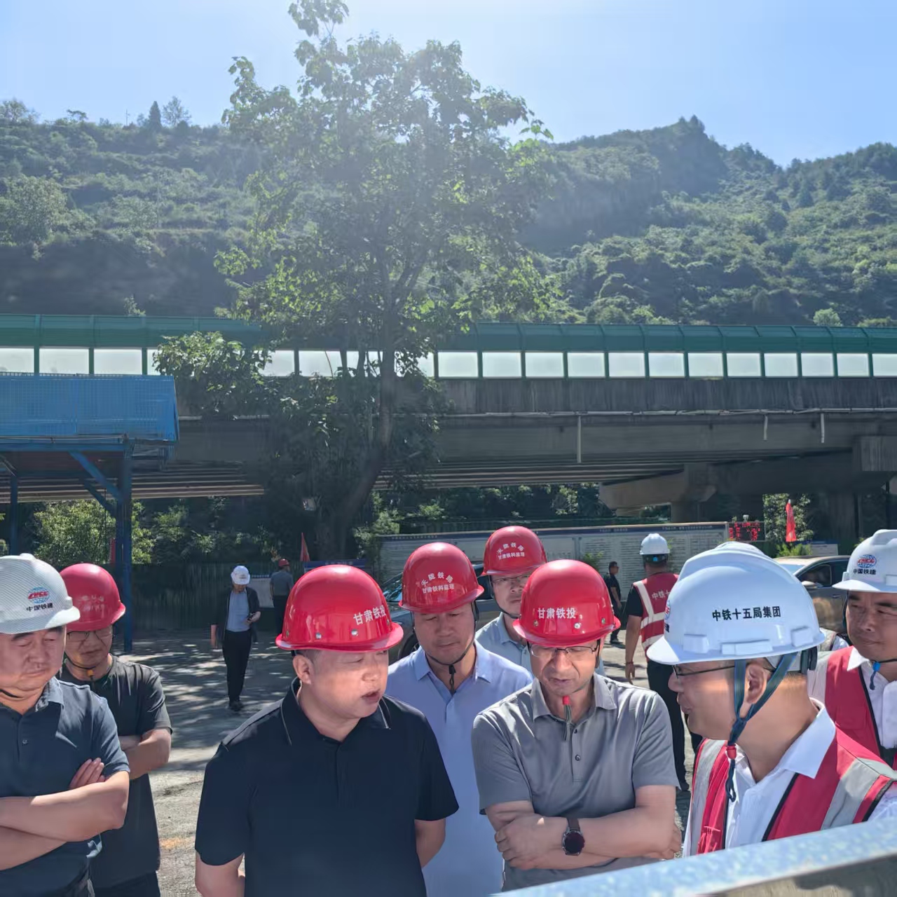 听取工程建设情况汇报